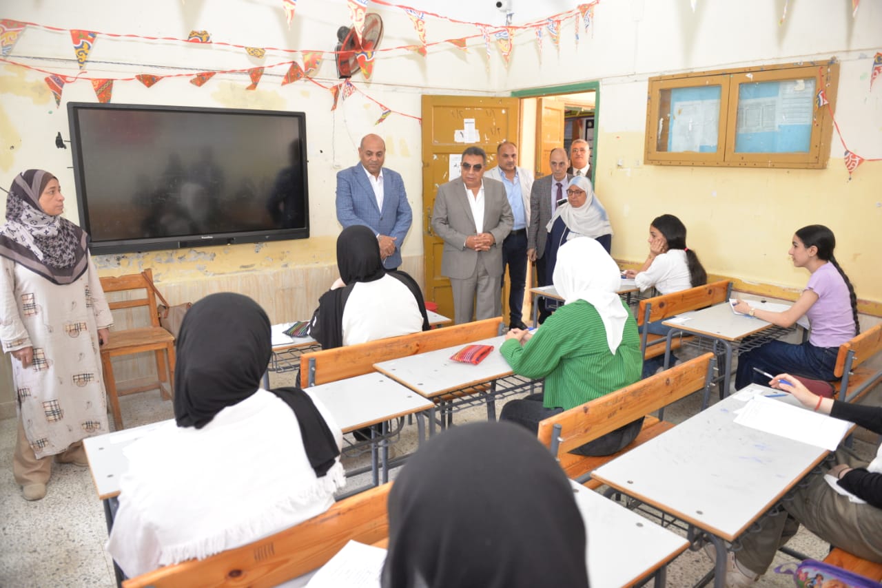 أولياء الأمور أمام المدارس